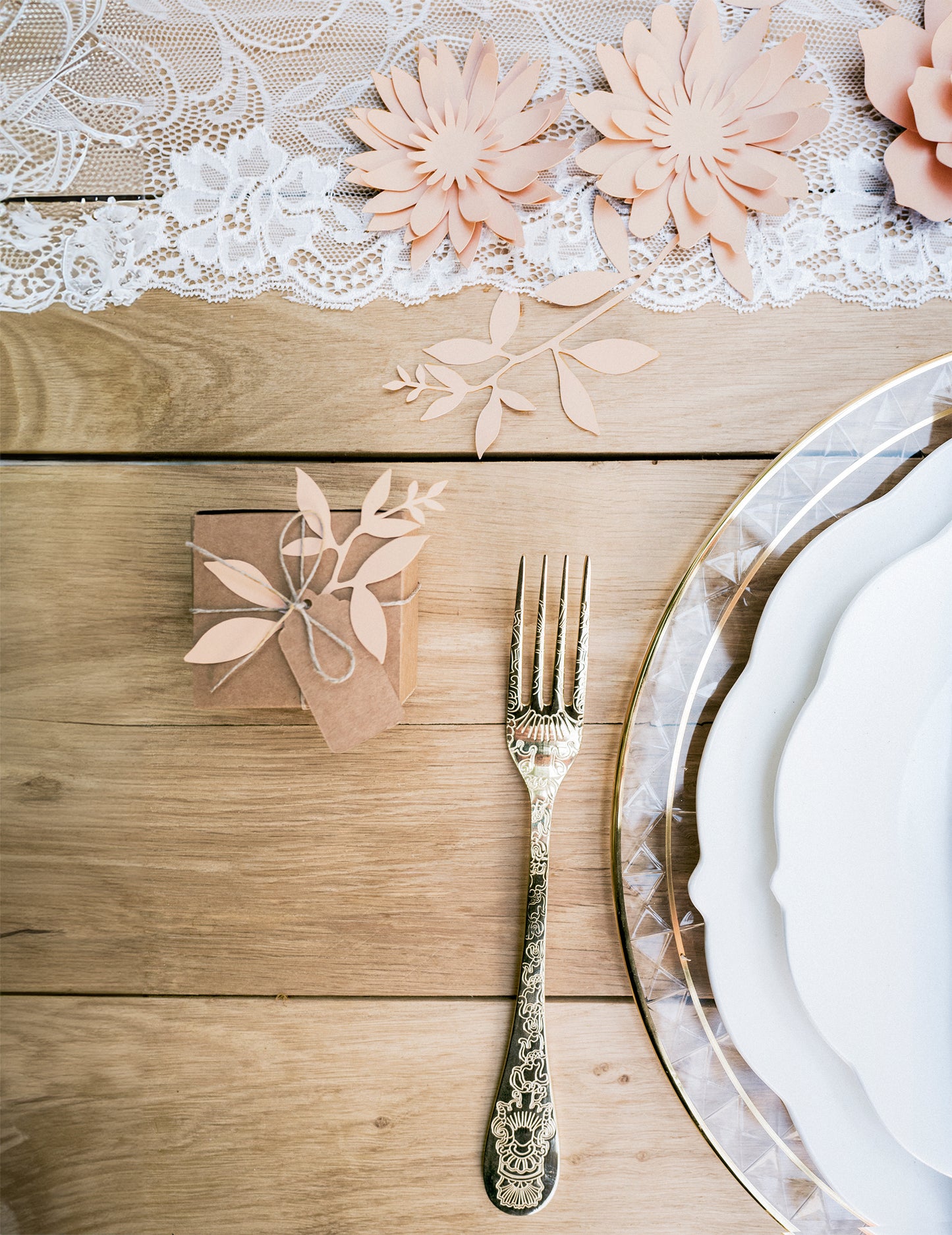 9 pudrově růžových papírových dekorací na stůl ve tvaru listů 