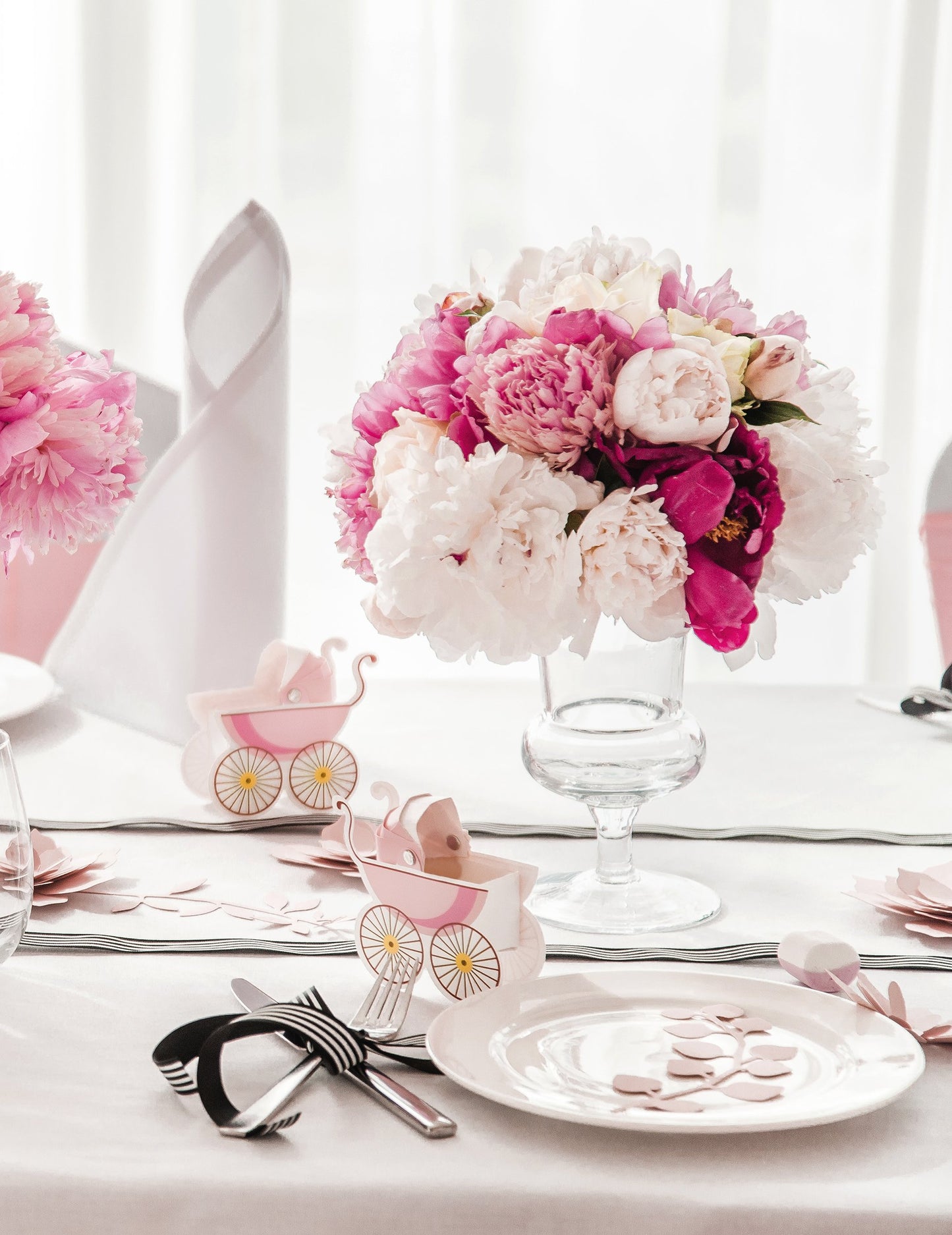 9 pudrově růžových papírových dekorací na stůl ve tvaru listů 