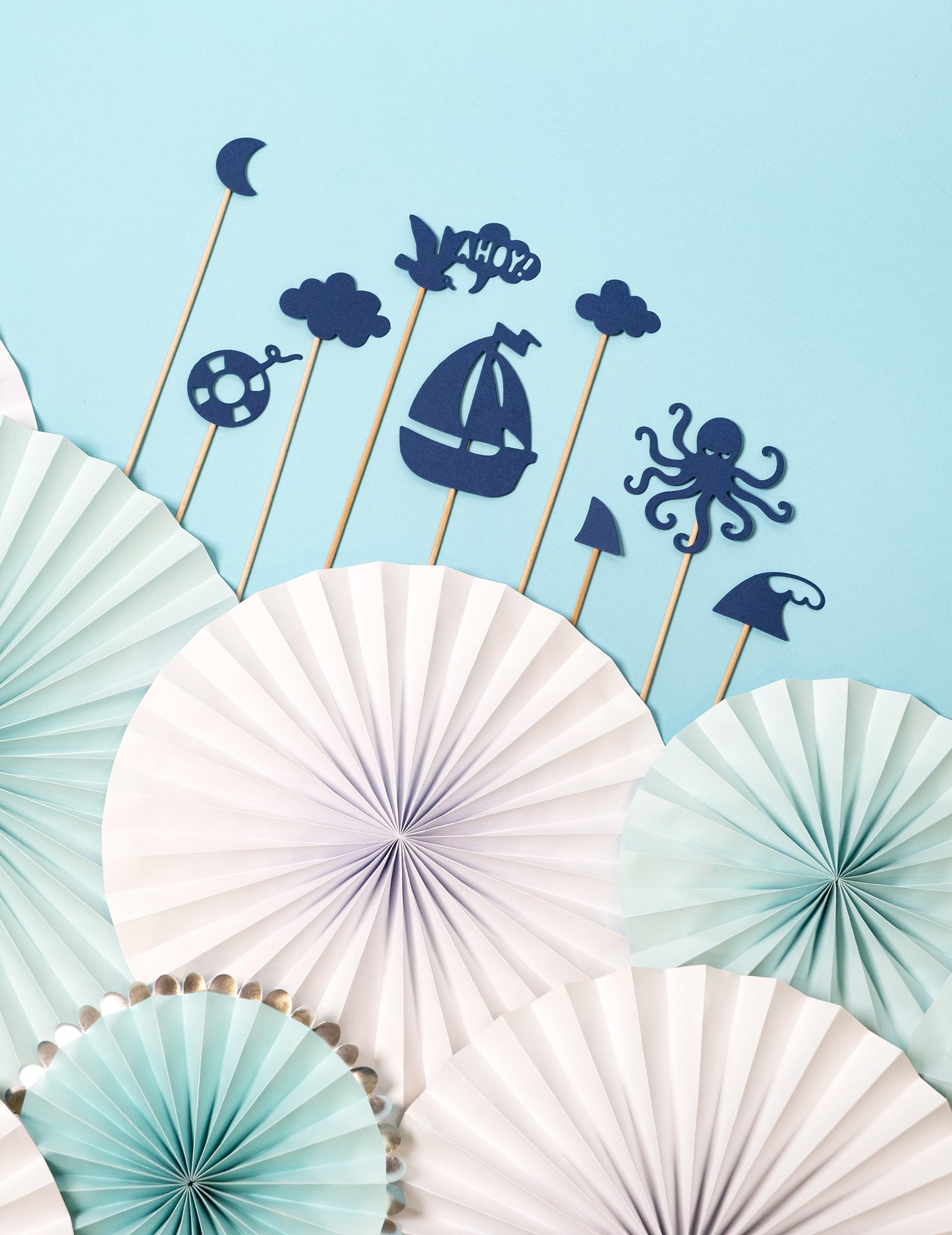 9 ozdob na dort na tmavě modré špejli 9.5 až 22.5 cm mořské vzory