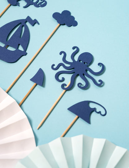 9 ozdob na dort na tmavě modré špejli 9.5 až 22.5 cm mořské vzory