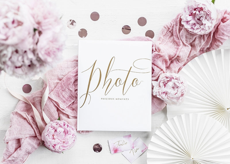 Mise en scène avec décor floral de l'album photo mariage blanc et doré