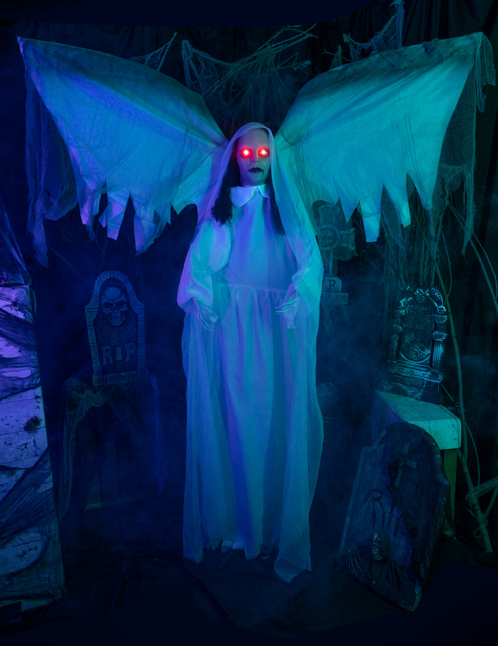 Mise en situation dans un décor de cimetière de l'ange déchu animé