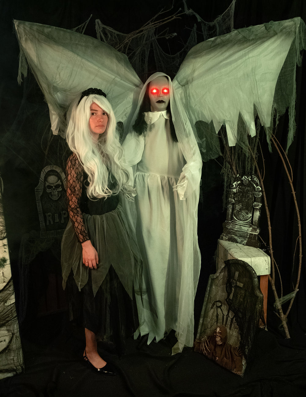 Ange déchu animé pour Halloween blanc aux ailes déployées et yeux rouges lumineux