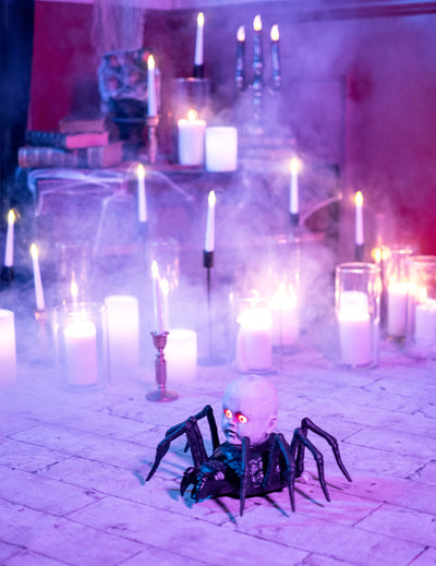 Vue de trois-quarts de l'araignée avec poupée rampante animée et lumineuse