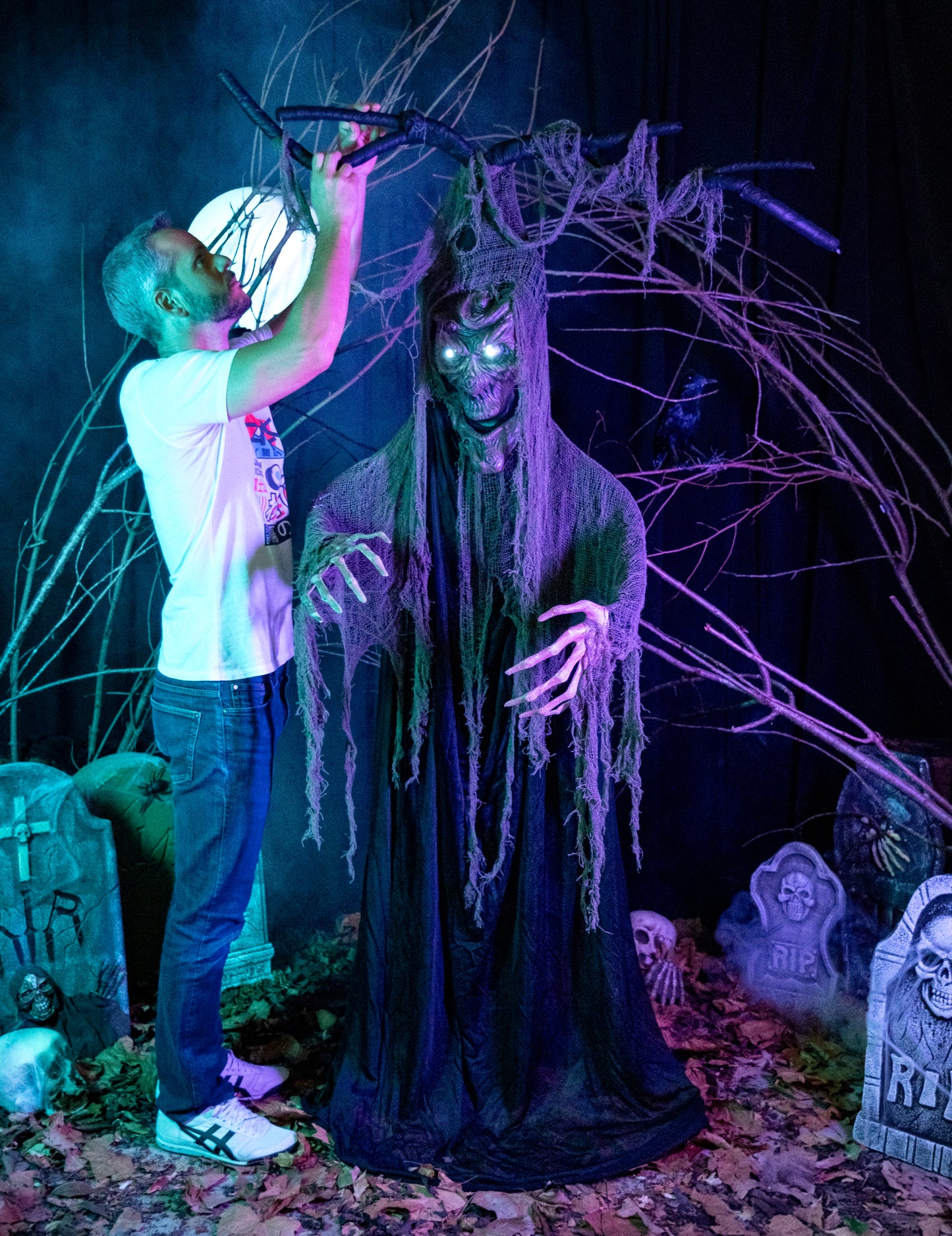 Mise en place de l'arbre hanté articulé lumineux et sonore Halloween