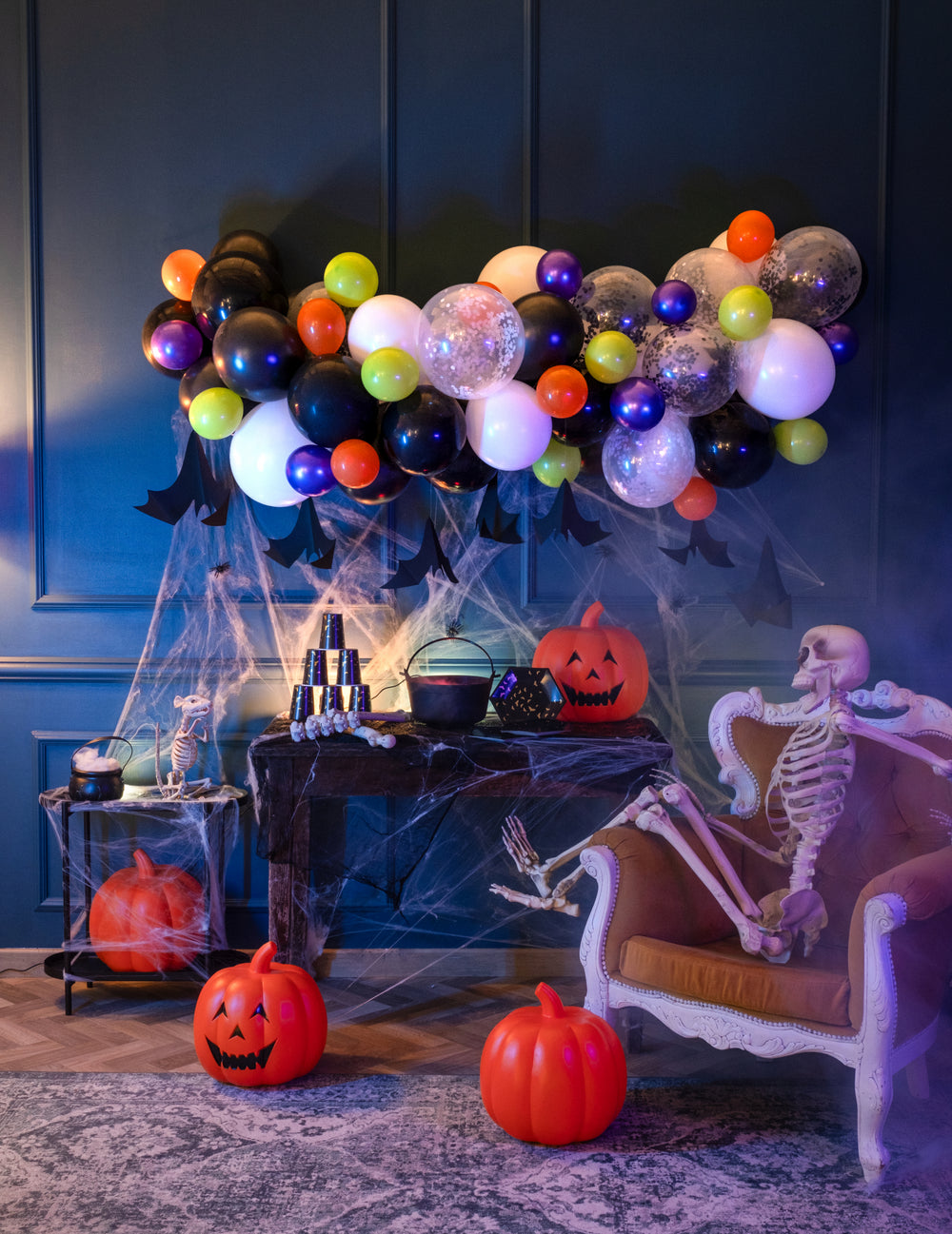 Mise en scène avec squelette et chauves-souris de l'arche de 70 ballons Halloween