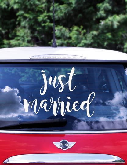 Mise en situation sur vitre arrière de l'autocollant pour voiture Just Married