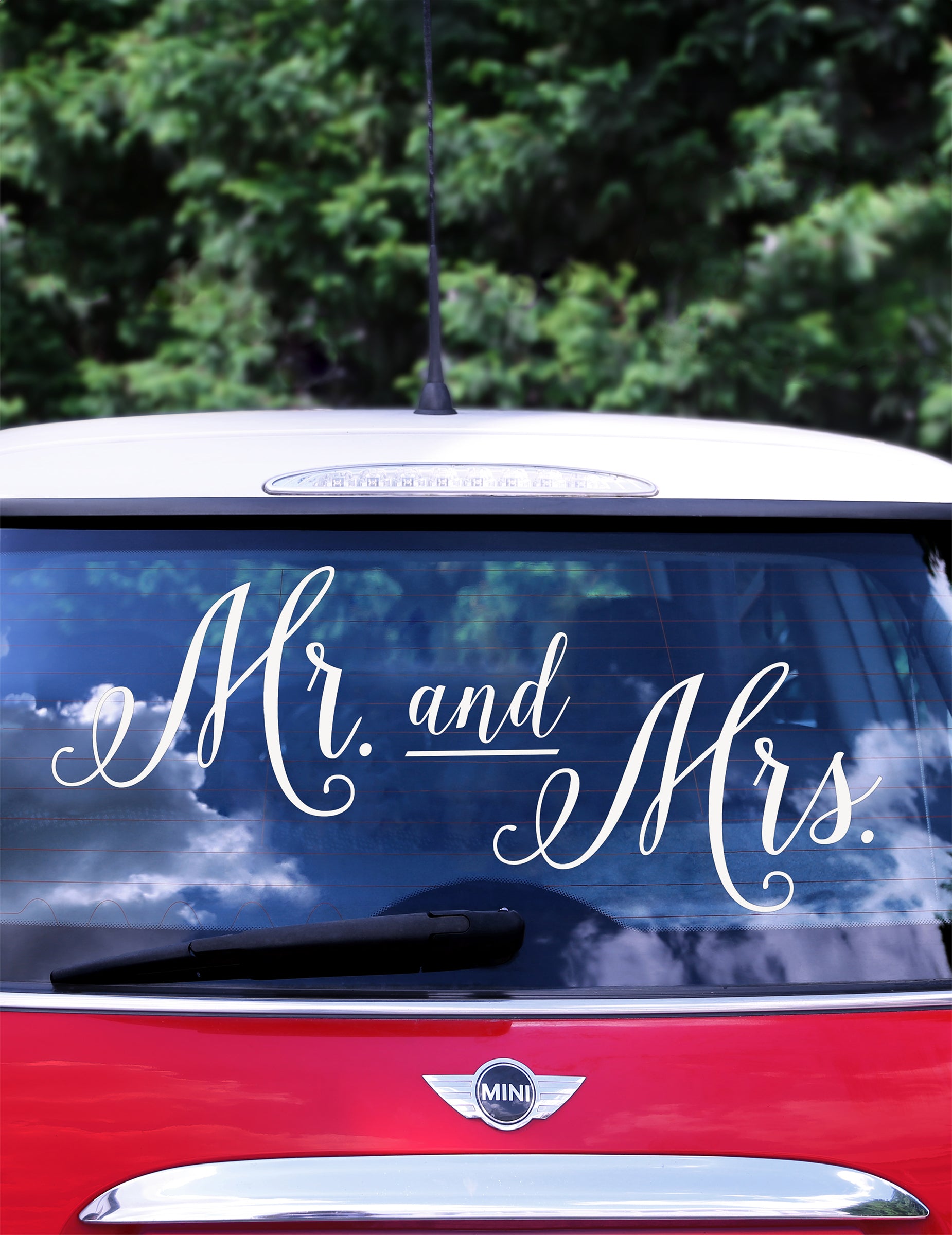 Mise en situation sur la lunette arrière de l'autocollant Mr and Mrs pour voiture