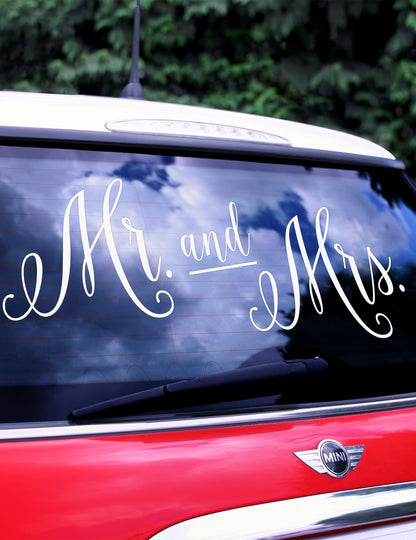 Mise en situation sur la lunette arrière de l'autocollant Mr and Mrs pour voiture