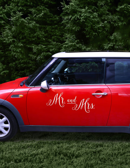 Mise en situation sur une portière de l'autocollant Mr and Mrs pour voiture