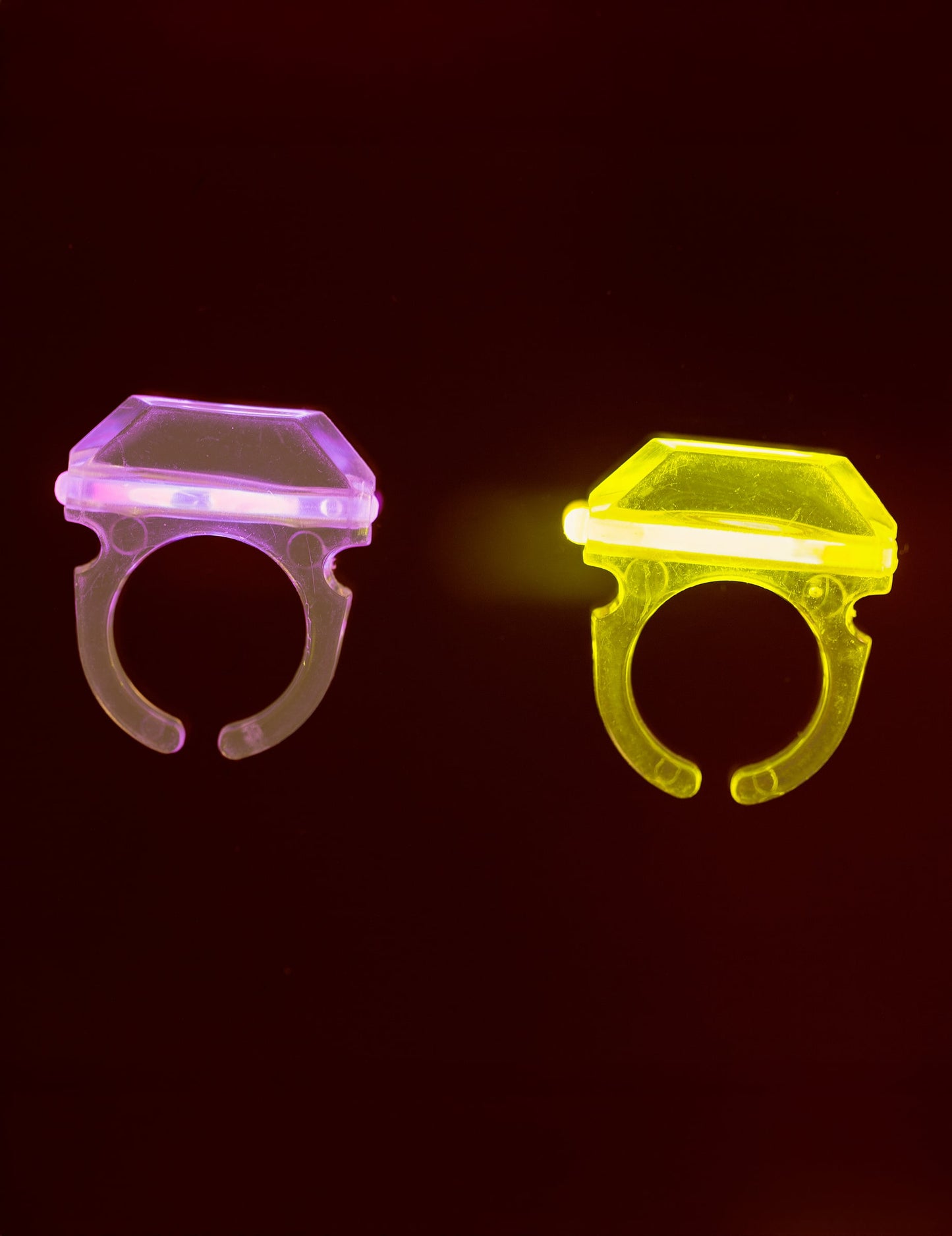 Détail de l'effet lumineux dans le noir de la bague phosphorescente