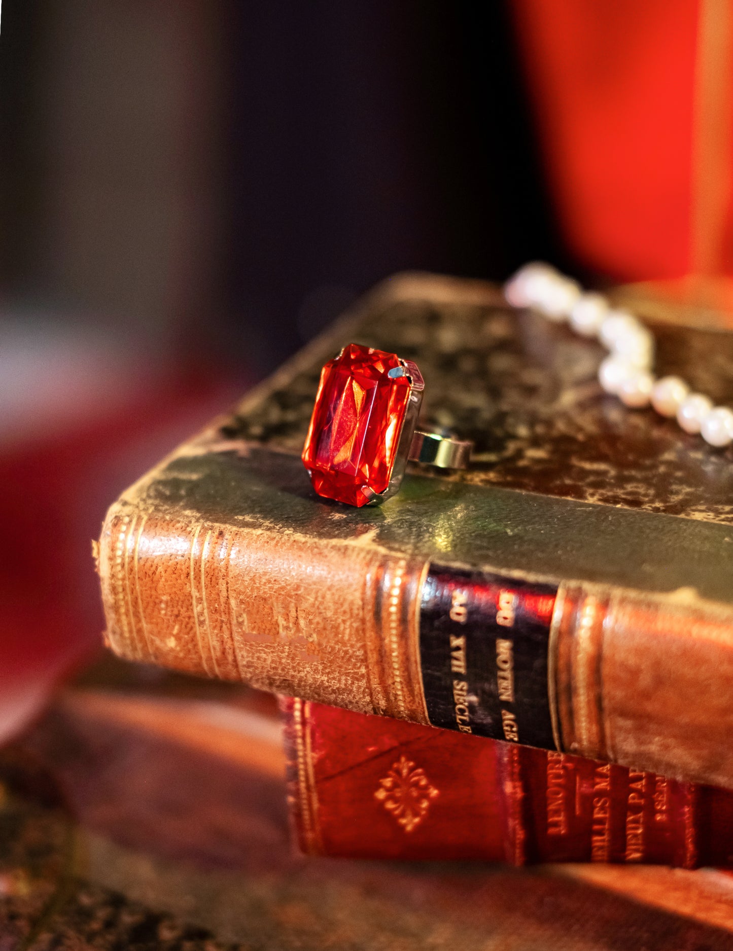 Dámský halloweenský prsten s červeným kamenem