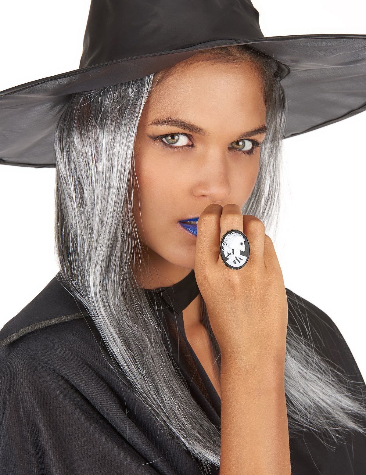 Gros plan sur la bague squelette gothique pour femme