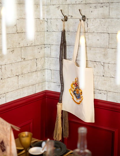 Situace s koštětem zavěšeným na zdi