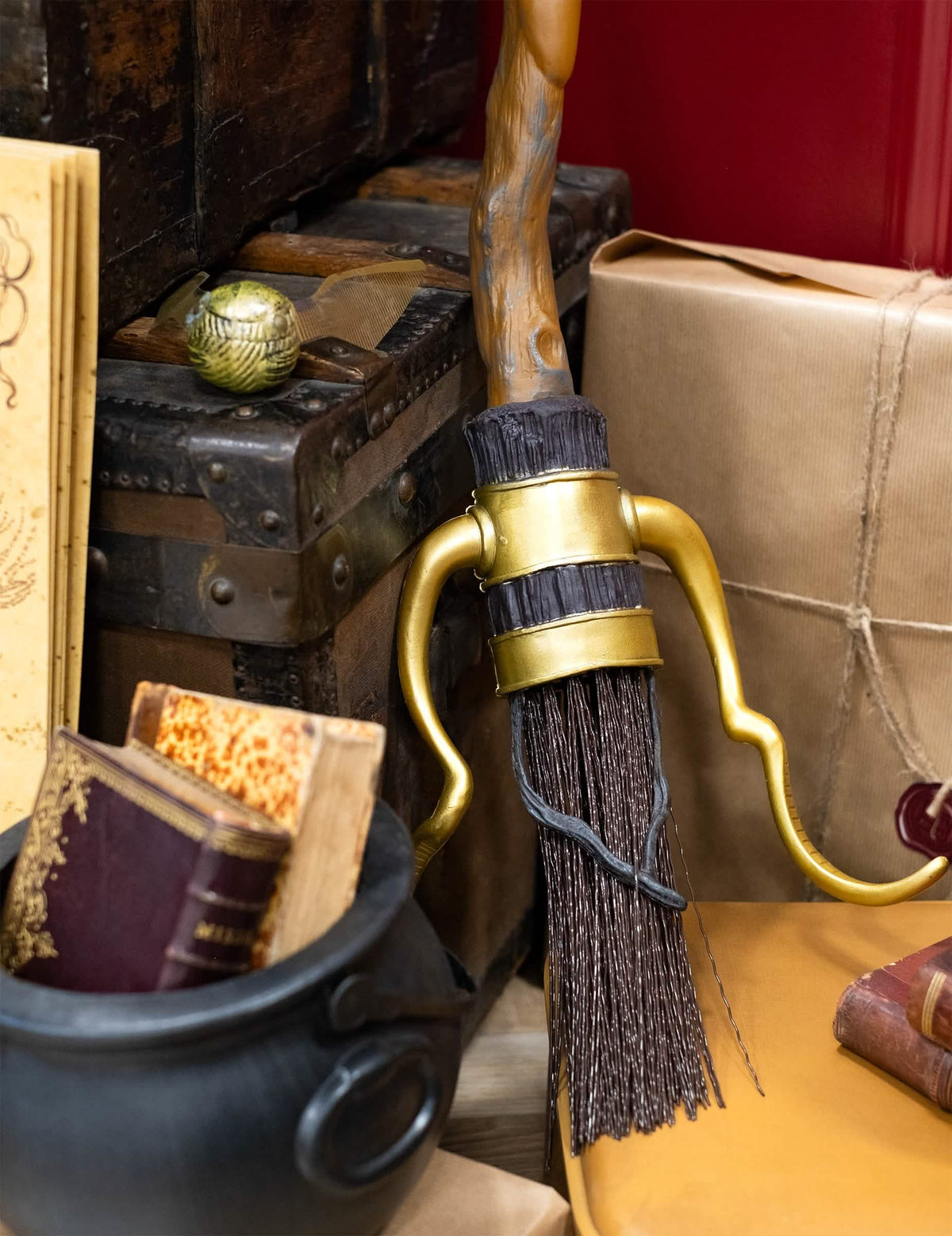 Detail na zlaté opěrky nohou a štětiny koštěte Nimbus luxus Harry Potter