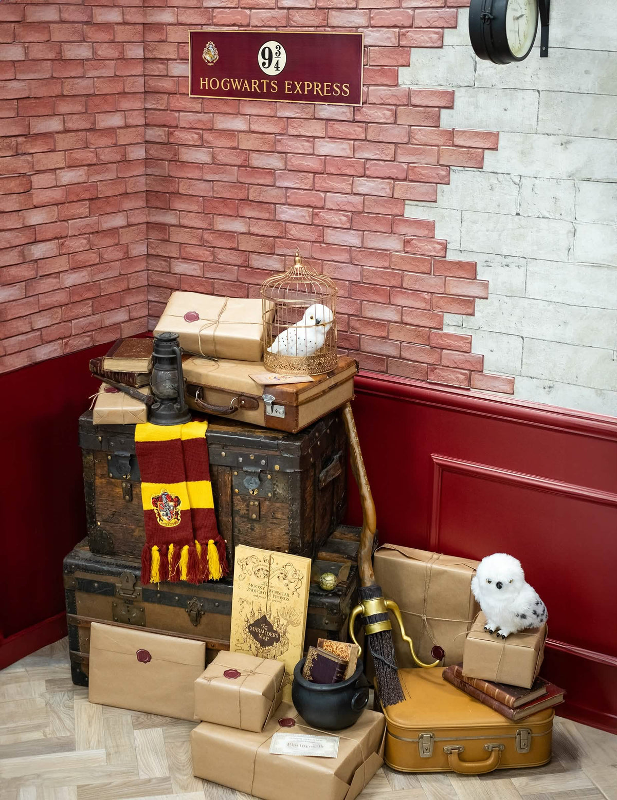 Umístění koštěte Nimbus luxus Harry Potter do dekoru kouzelnických truhel