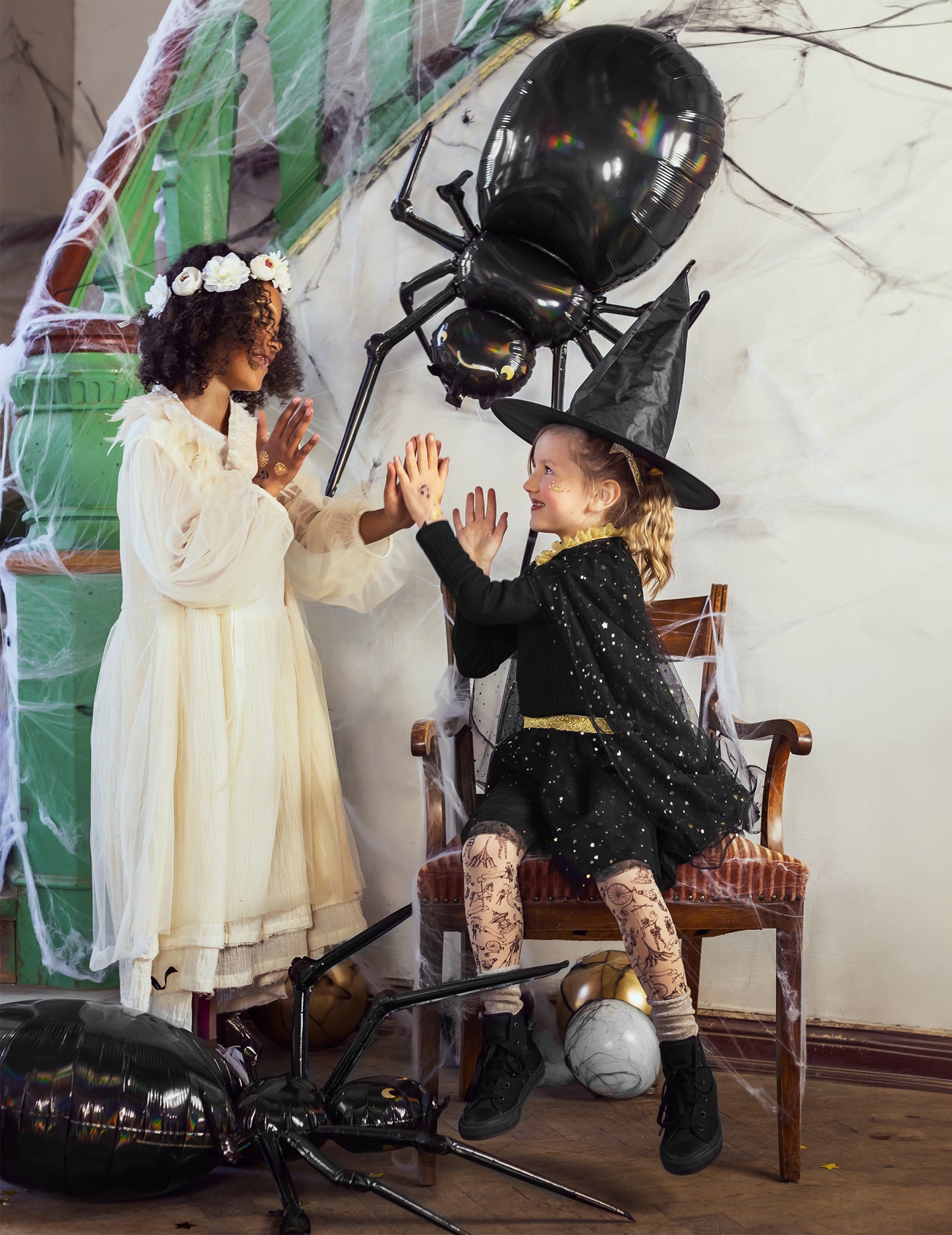 Fóliový balónek s černým metalickým pavoukem 60 x 101 cm