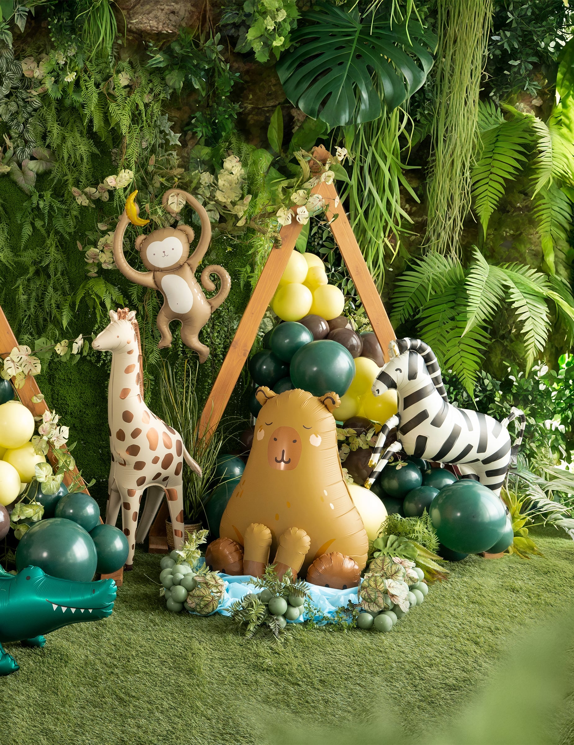 Mise en scène dans un décor de jungle du ballon aluminium Capybara