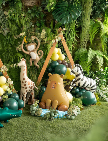 Mise en scène dans un décor de jungle du ballon aluminium Capybara