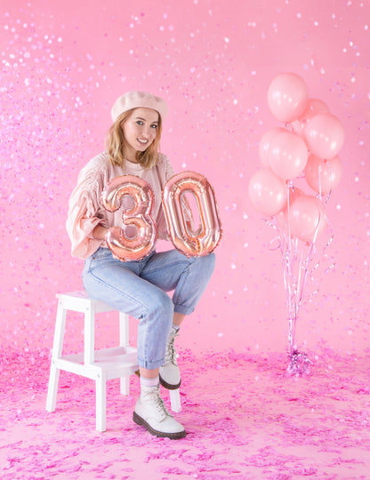 Mise en scène du ballon aluminium chiffre pour anniversaire rose gold formant le nombre 30