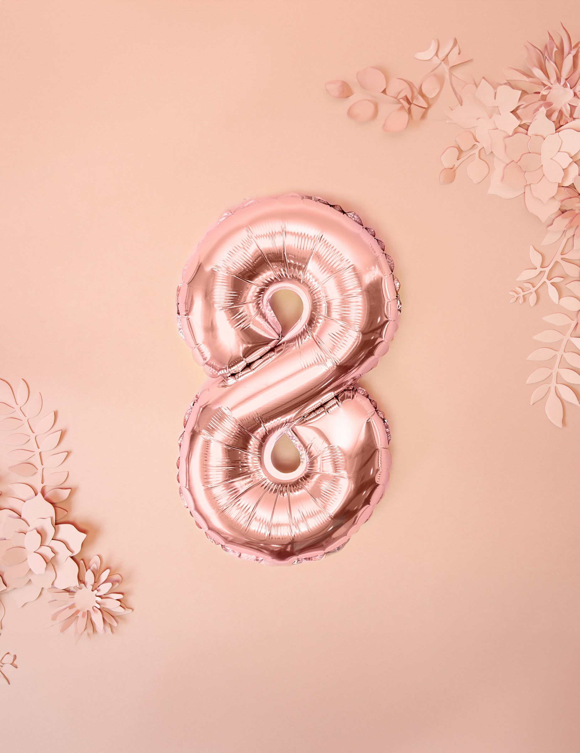 Mise en situation du chiffre 8 du ballon aluminium chiffre pour fête rose gold
