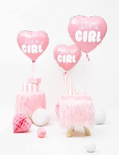 Mise en scène de fête du ballon aluminium cœur it's a girl pour baby shower