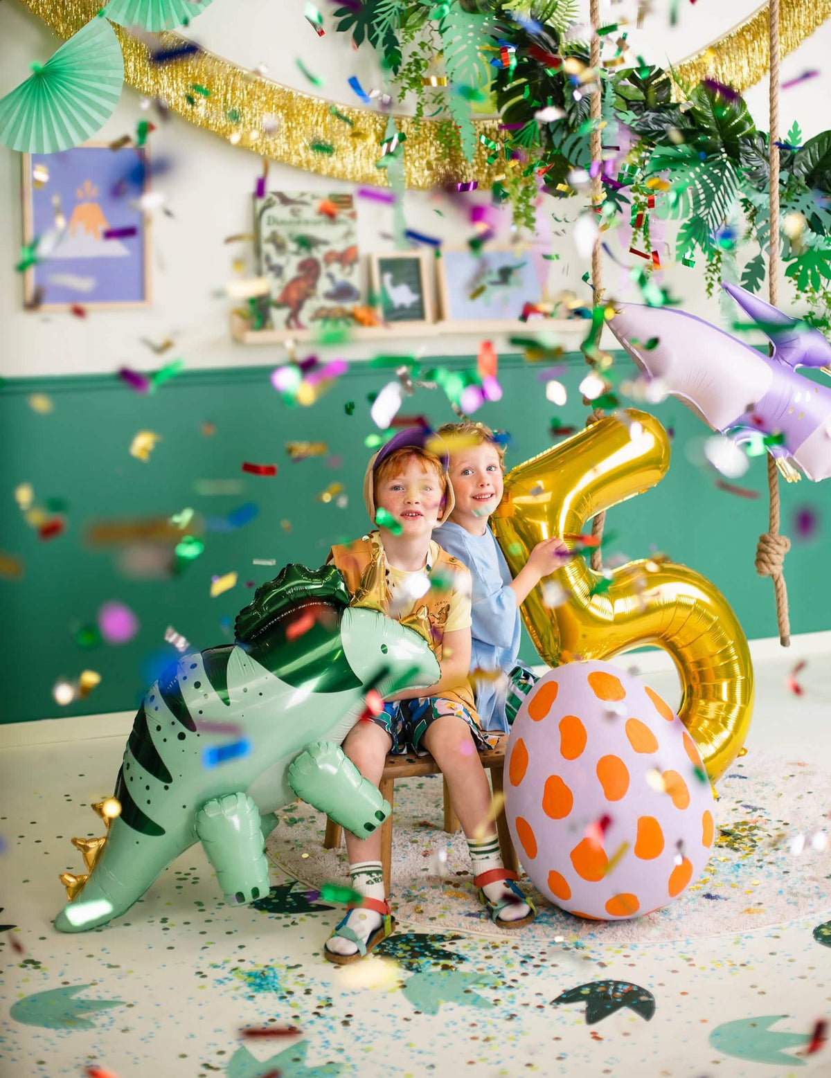 Ambiance festive avec enfants du ballon aluminium dinosaure tricératops