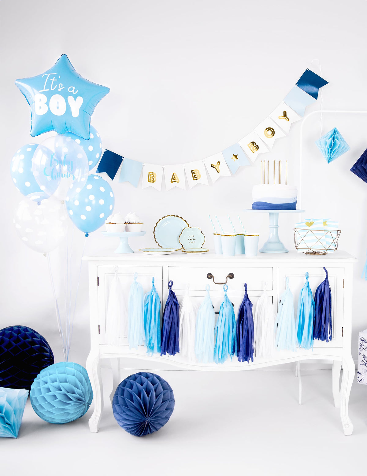 Mise en situation du ballon aluminium étoile it's a boy pour baby shower bleu