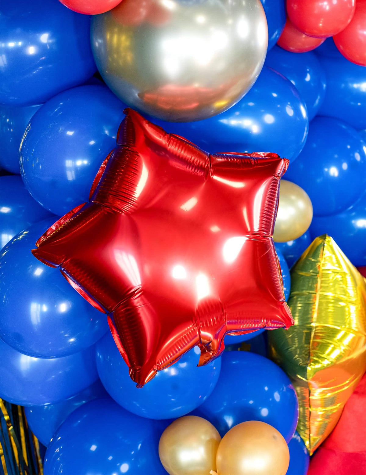 Detailní záběr na červená hliníková hvězda balón pro oslavu
