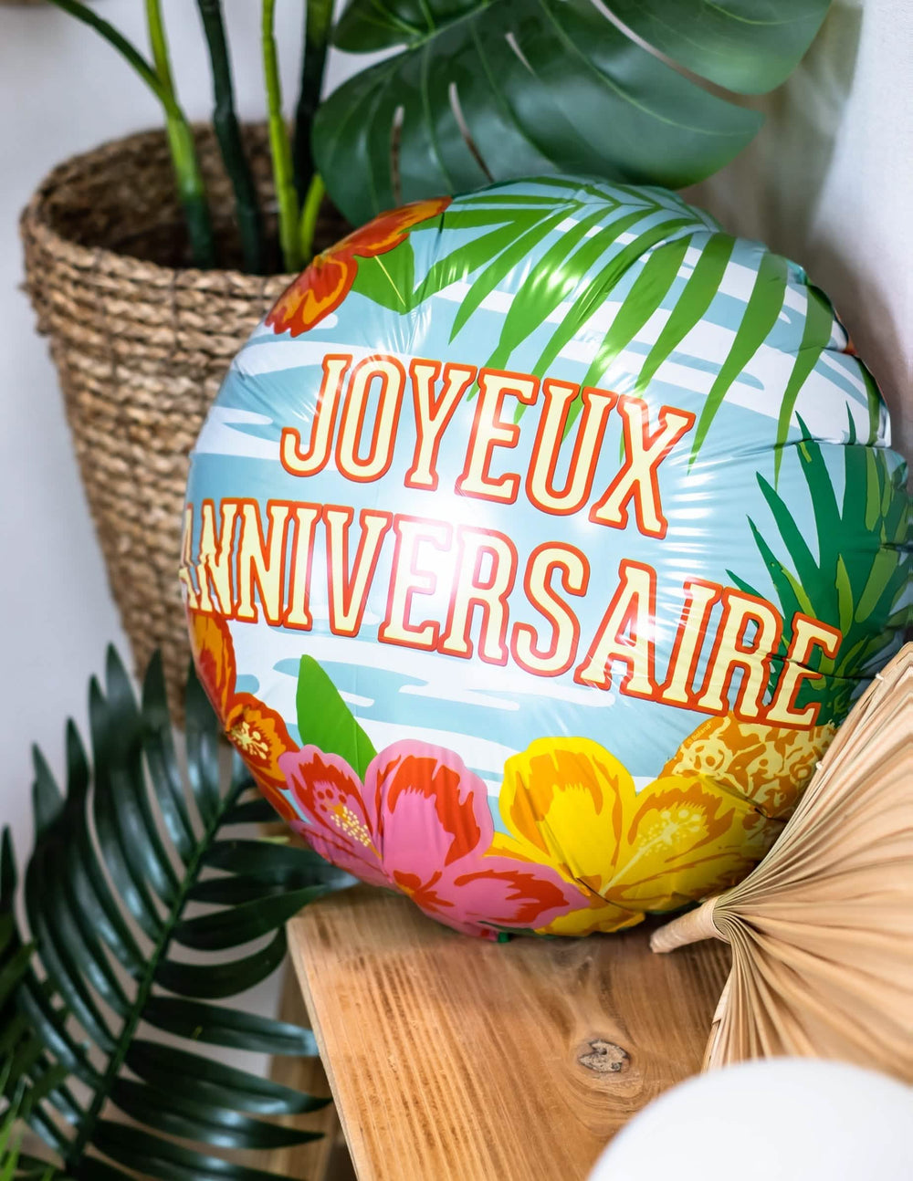Detailní záběr na tropické motivy na hliníkovém balónku k narozeniny Paradise