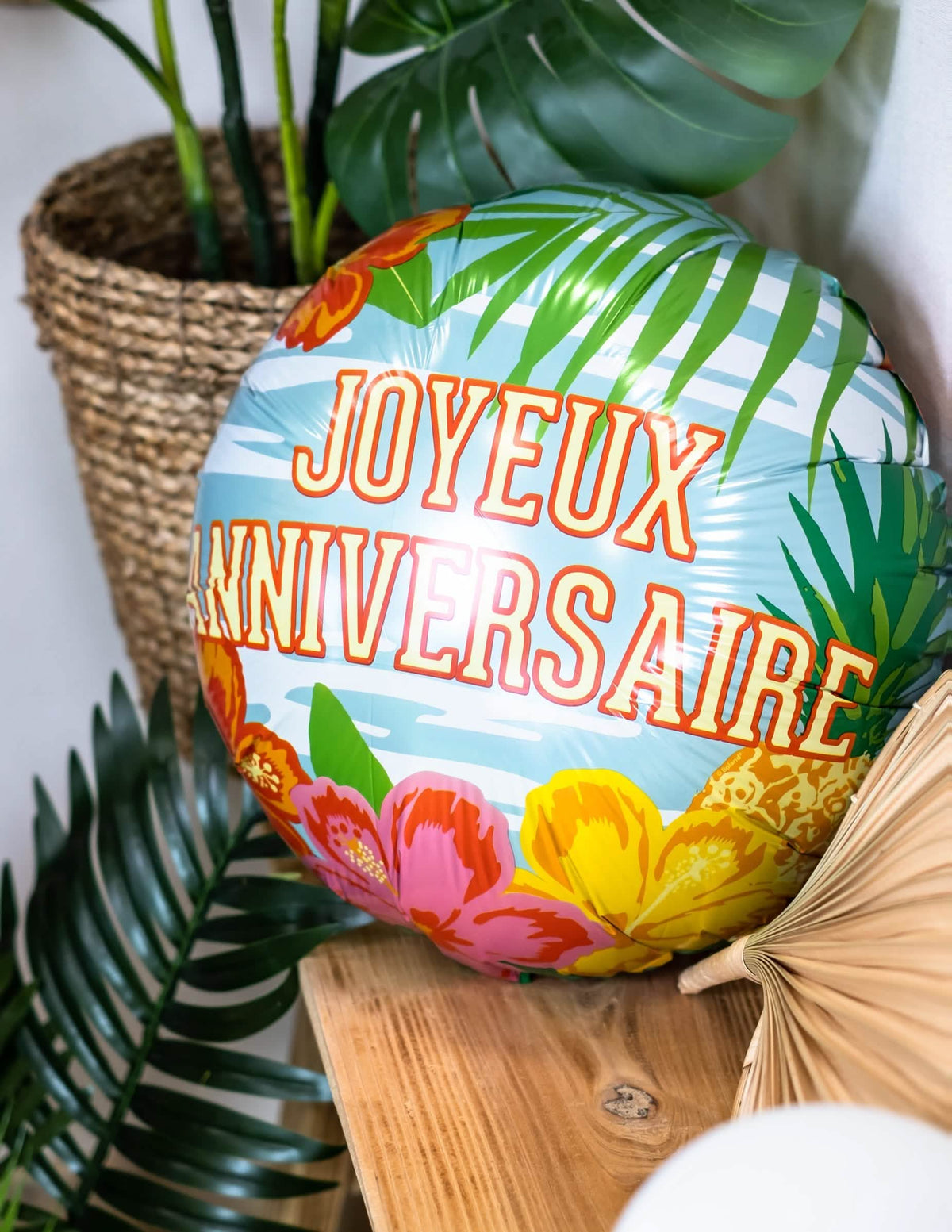 Detailní záběr na tropické motivy na hliníkovém balónku k narozeniny Paradise