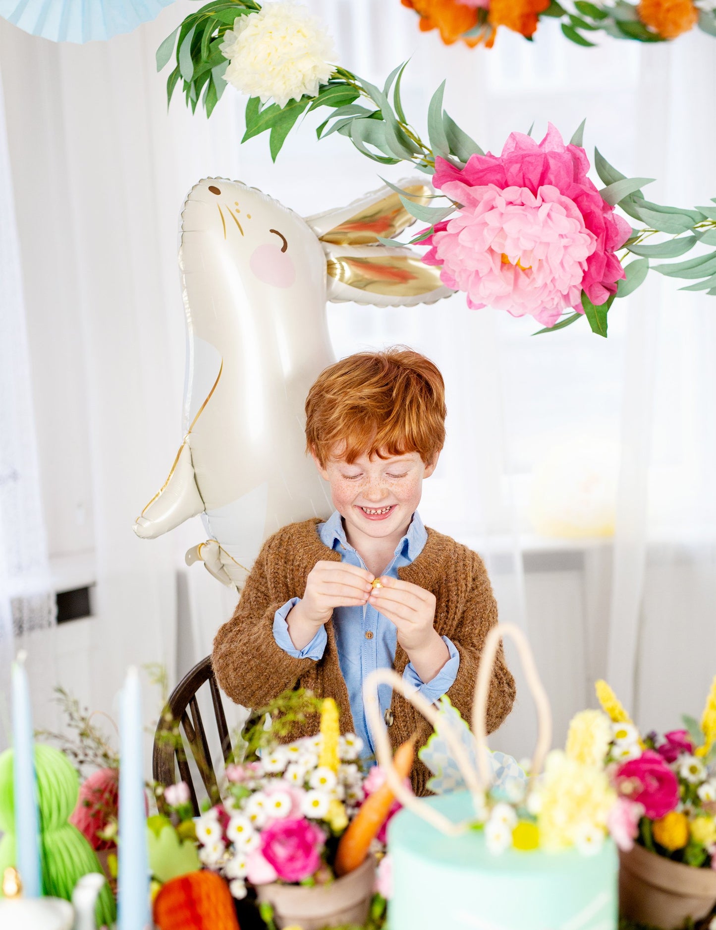 Bílo-zlatý fóliový balónek s králíkem 70 x 72 cm na Velikonoce