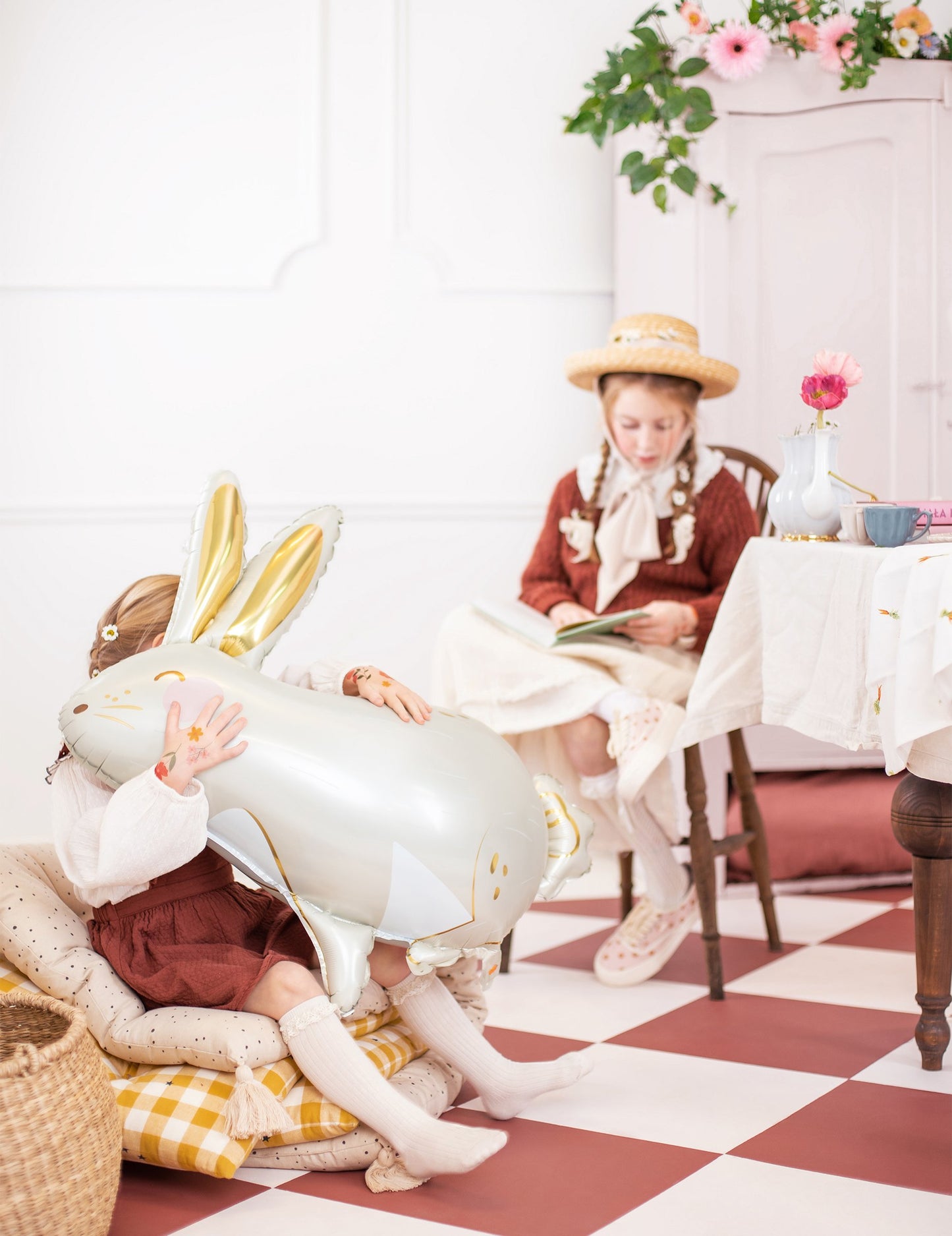 Bílo-zlatý fóliový balónek s králíkem 70 x 72 cm na Velikonoce