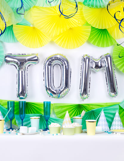 Mise en scène d'anniversaire avec le prénom TOM du ballon aluminium lettre pour fête argentée