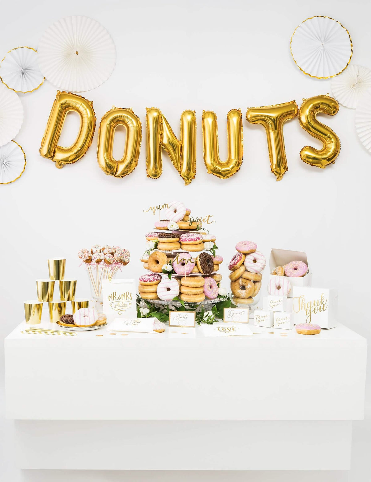Dekorace candy baru se slovem DONUTS složeným z hliníkového balónku ve tvaru písmena zlatá