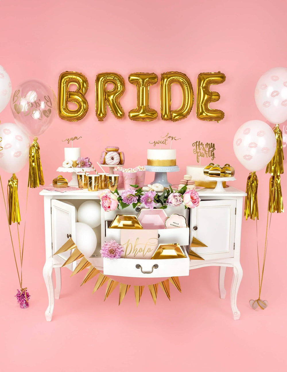 Dekorace candy baru se slovem BRIDE složeným z balónku zlatá hliníkového písmena