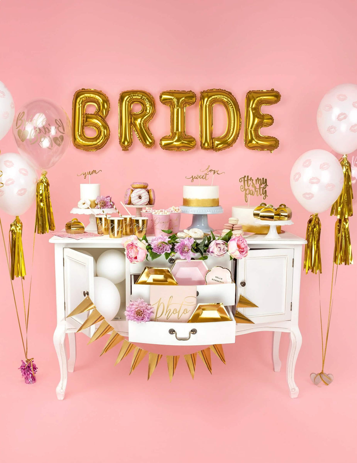 Dekorace candy baru se slovem BRIDE složeným z balónku zlatá hliníkového písmena