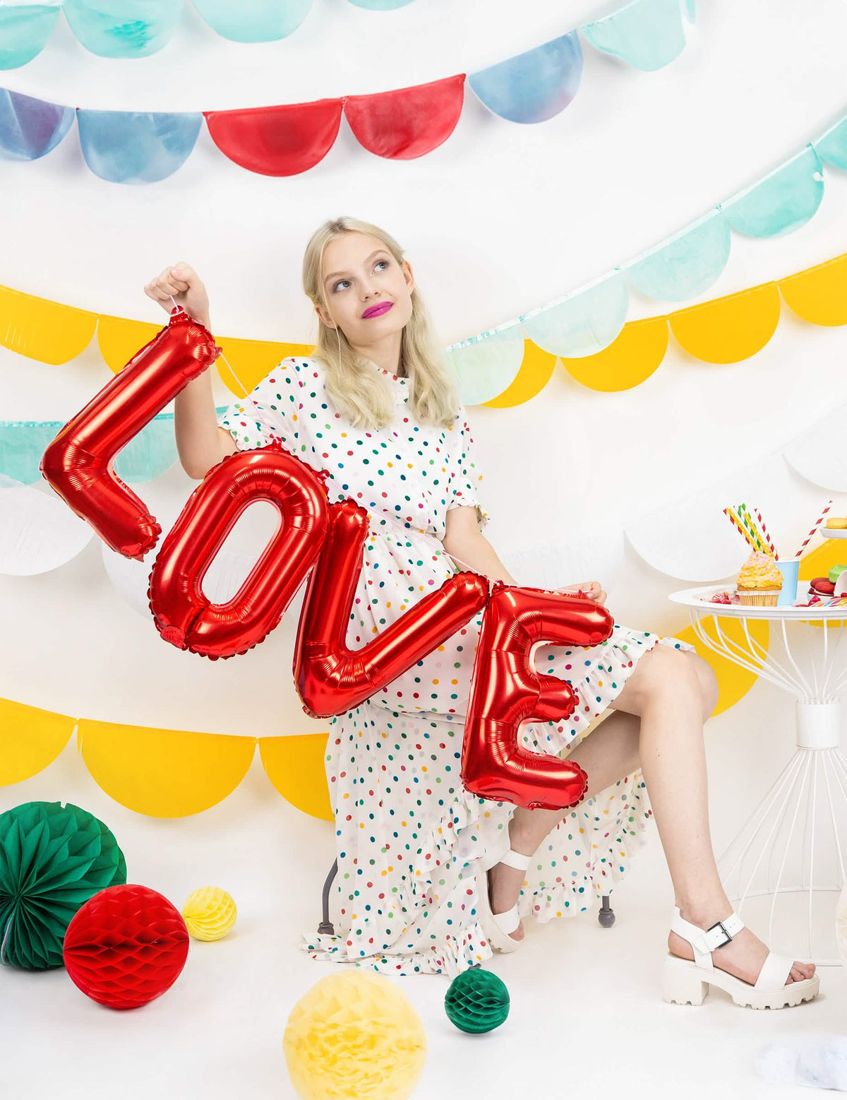 Hliníkový balónek písmena LOVE pro svatbu červená