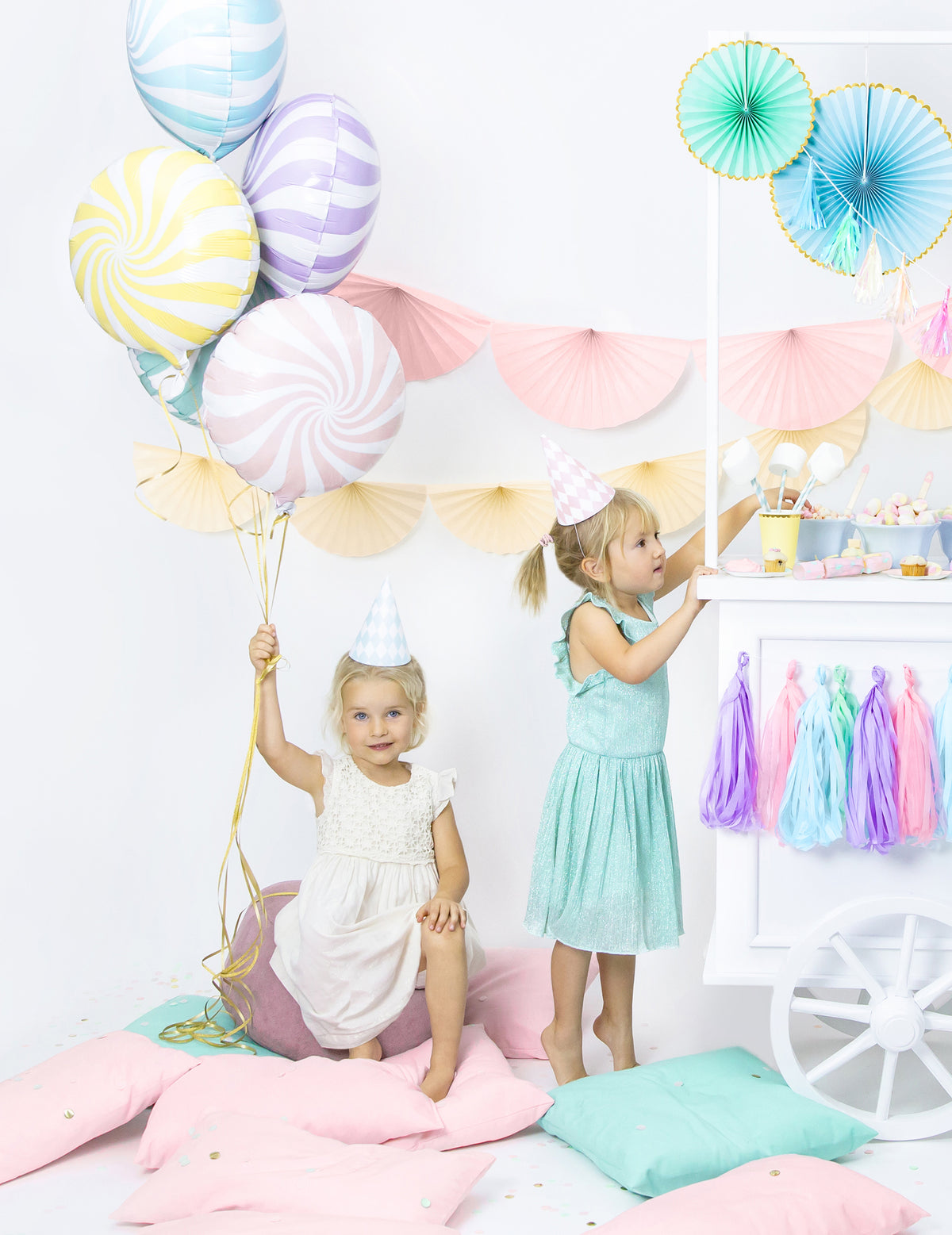 Mise en situation du ballon aluminium sucette pour fête rose et blanc à spirales
