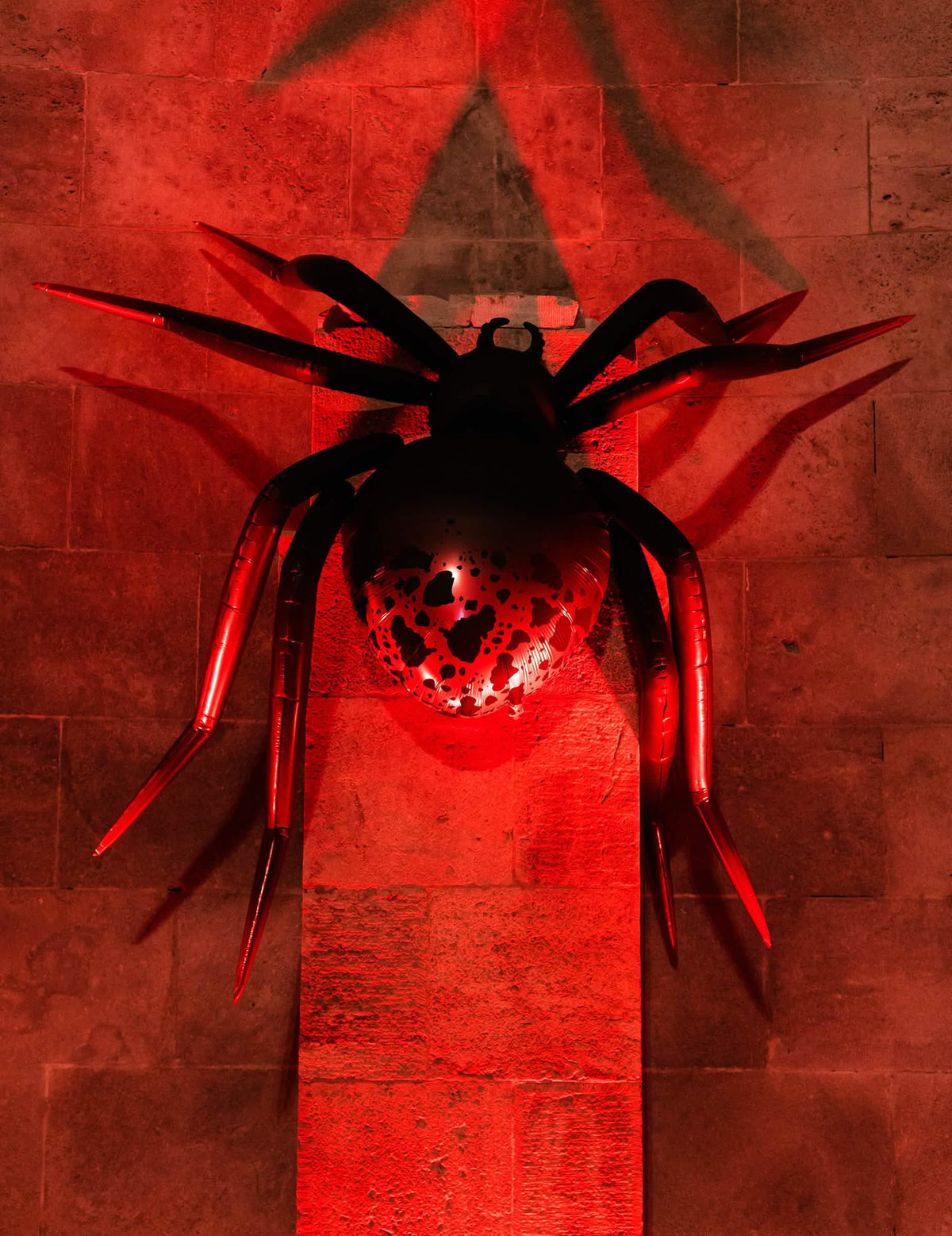Stojící hliníkový balónek XXL pavouk černo-červený 275 x 152 cm