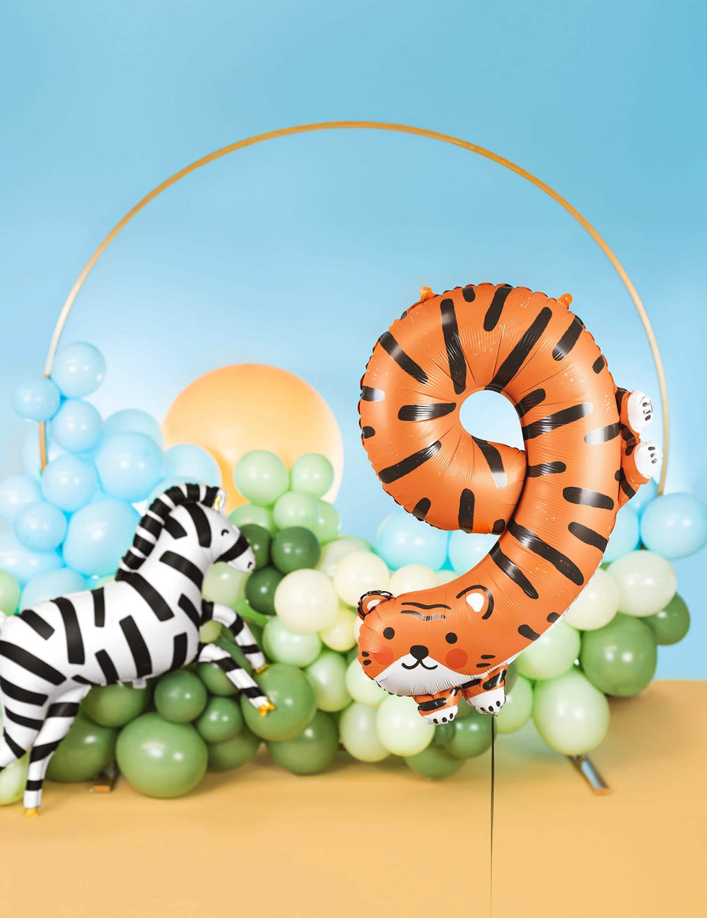 Mise en situation avec décor safari du ballon aluminium tigre chiffre 9