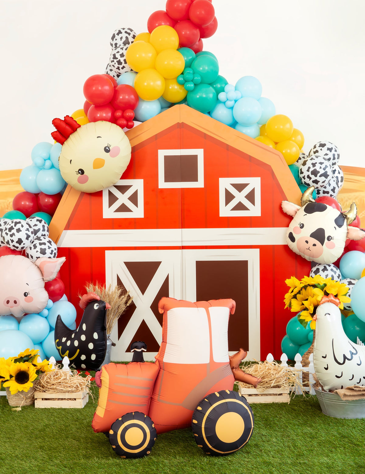 Mise en situation dans un décor de ferme du Ballon aluminium Vache