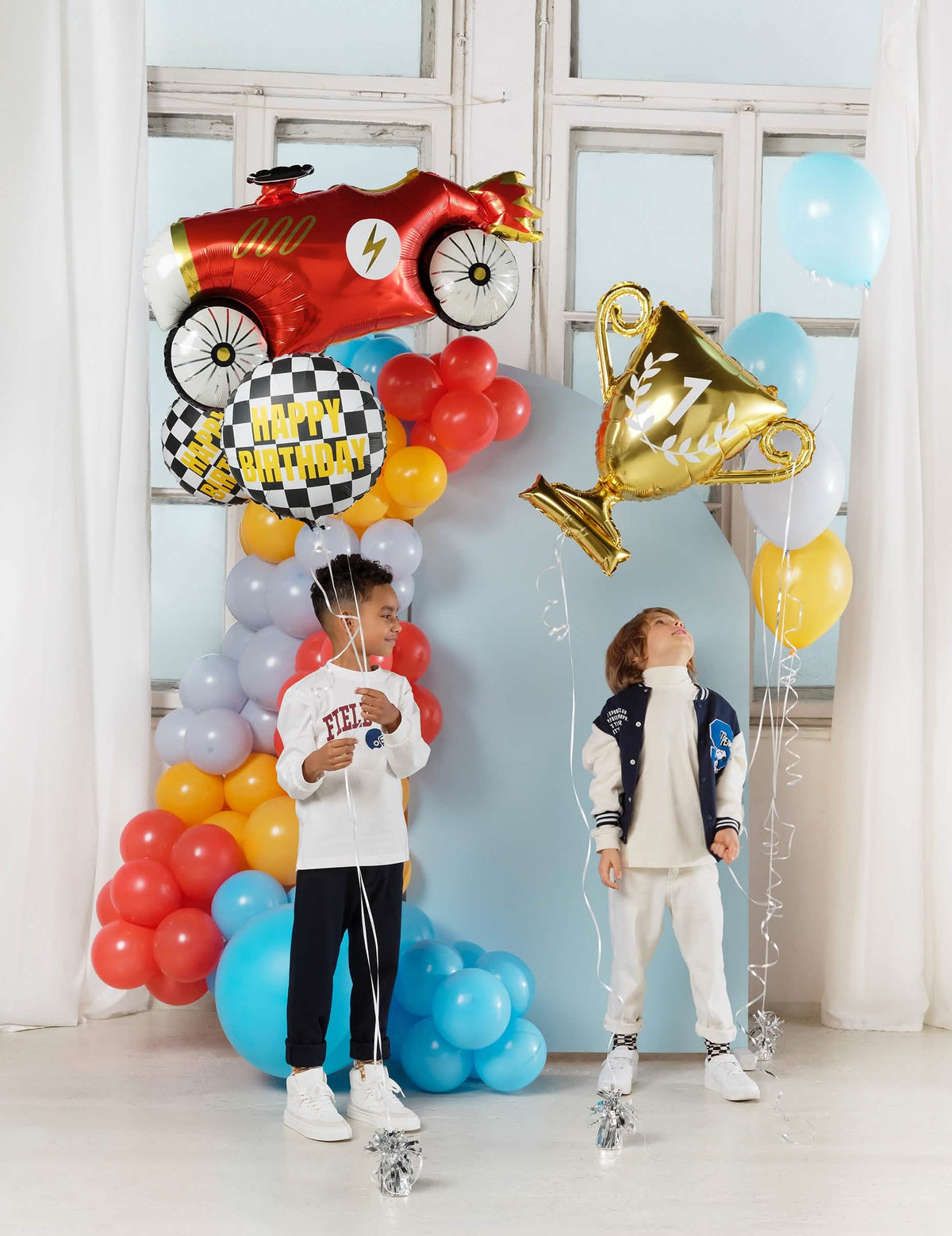Mise en situation avec enfants du ballon aluminium voiture de course