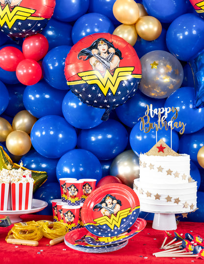 Mise en situation sur une table d'anniversaire du ballon aluminium Wonder Woman