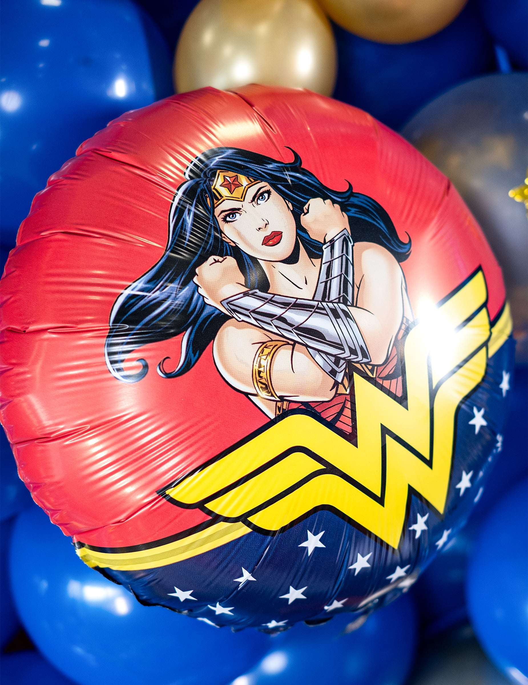 Gros plan sur l'illustration du ballon aluminium Wonder Woman