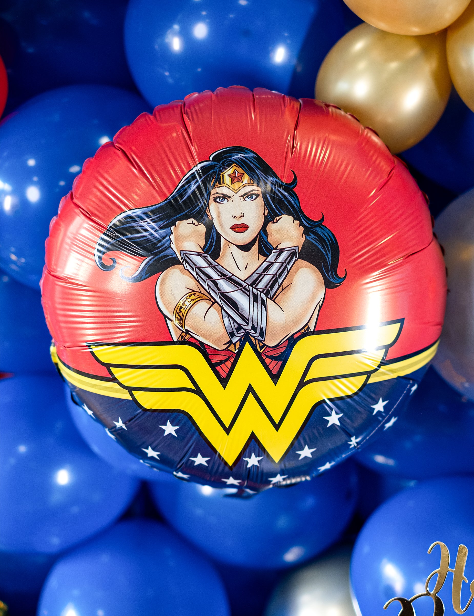 Mise en situation au milieu de ballons de fête du ballon aluminium Wonder Woman
