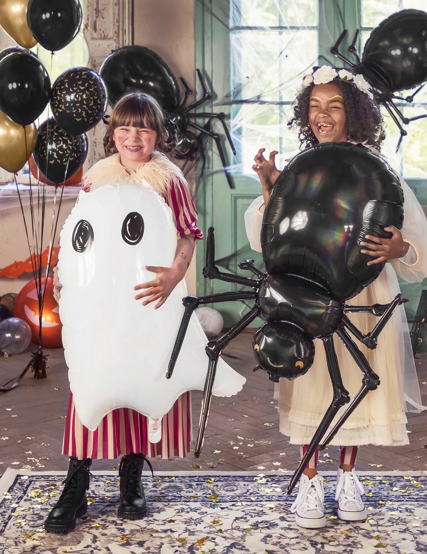 Mise en situation festive avec deux enfants du ballon en aluminium fantôme