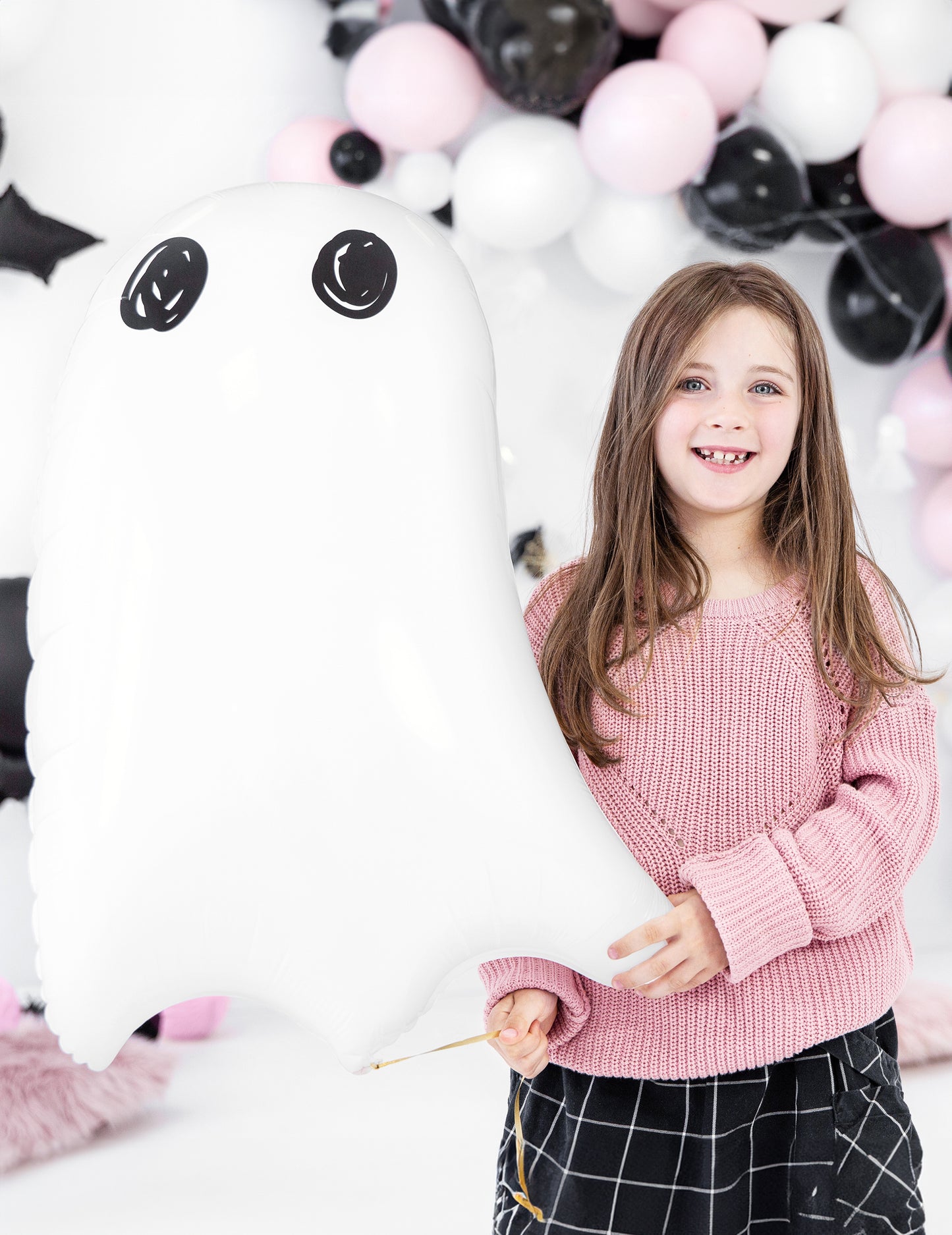 Mise en situation avec une enfant du ballon en aluminium fantôme
