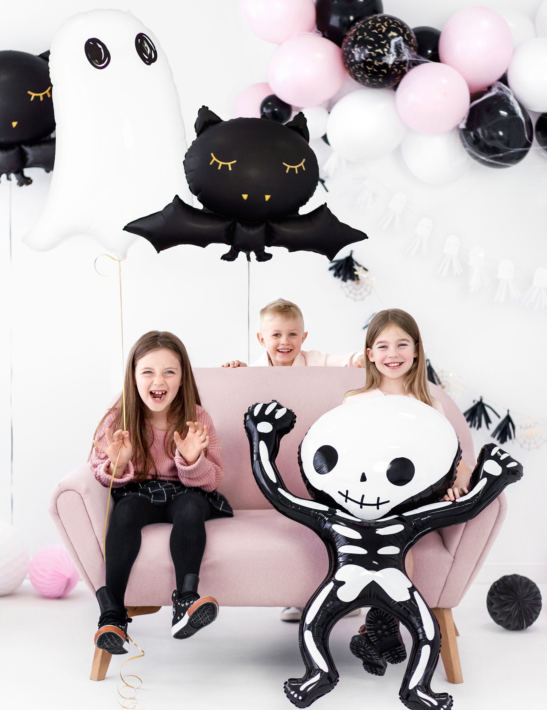 Mise en scène festive avec des enfants du ballon en aluminium fantôme