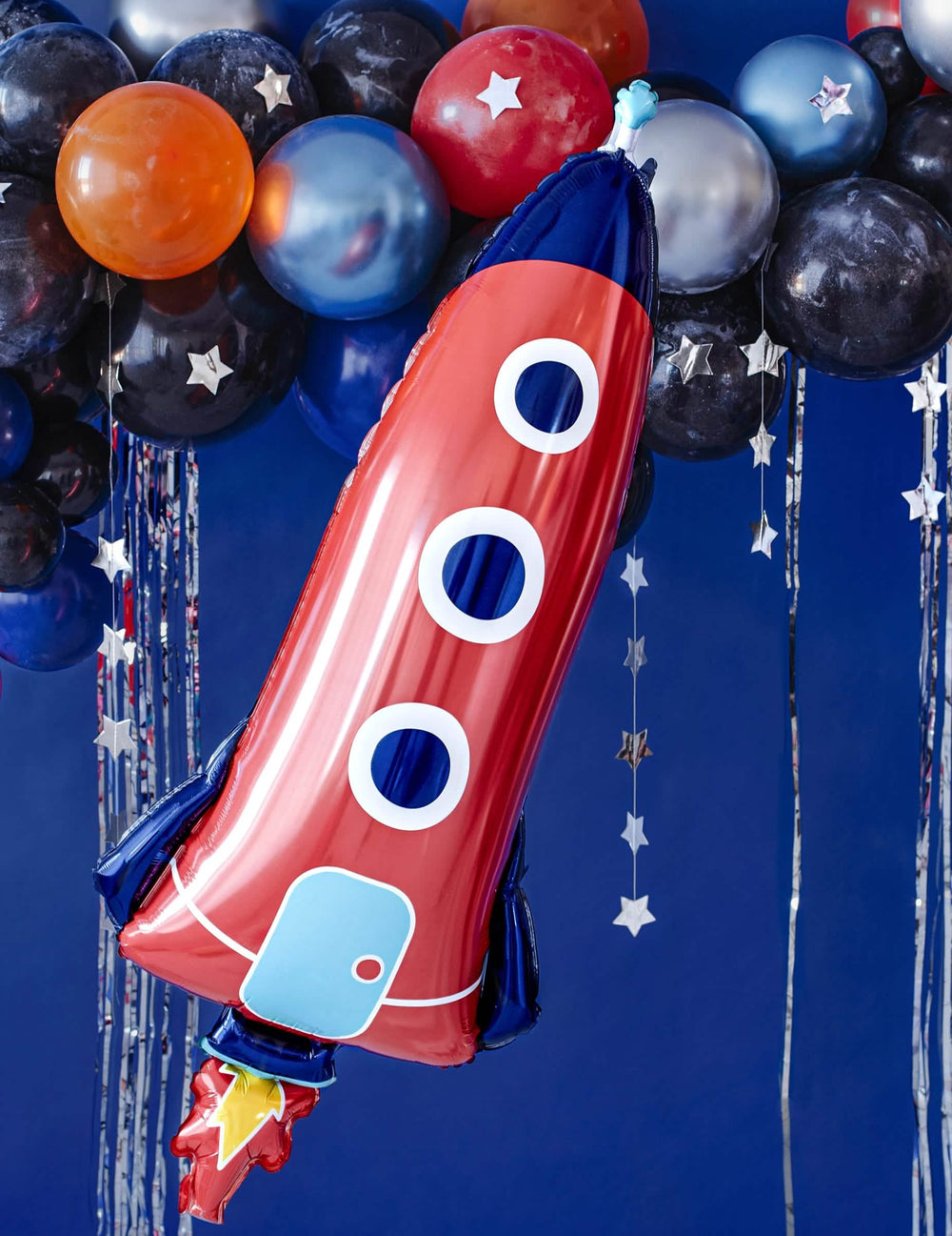 Detailní záběr v párty dekoraci z hliníkového balónu ve tvaru rakety